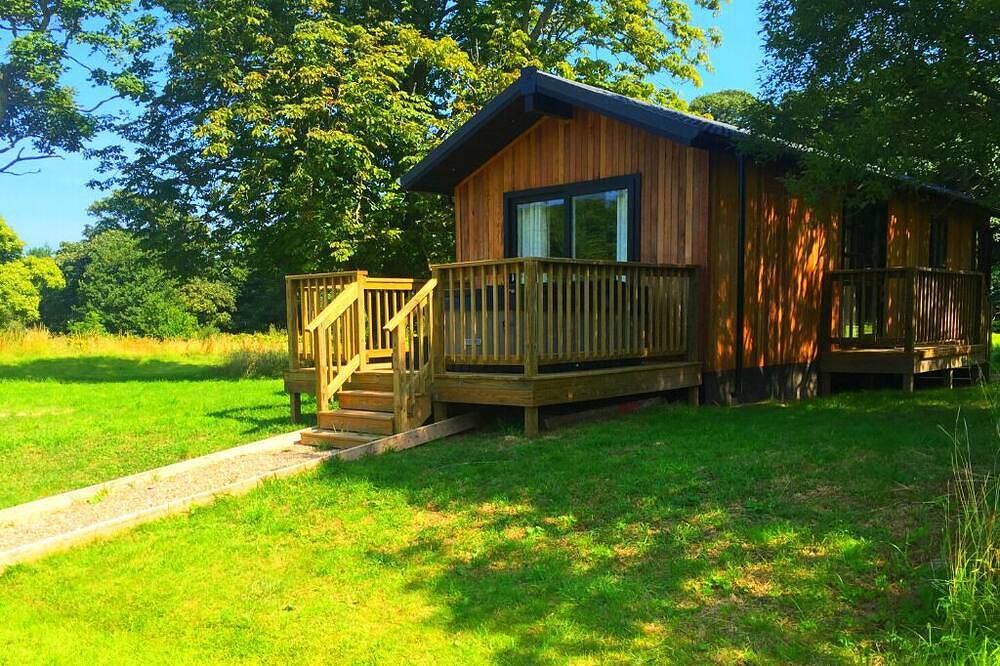 The Lodge by the Lake, Dunbar including hot tub in Edinburgh and Lothian