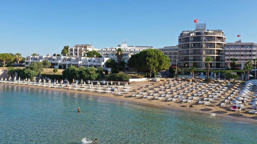 Hotel para 5 personas, con jardín y vistas además de piscina para niños y piscina - 1
