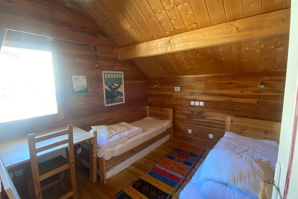 104m² wooden chalet in the heart of a preserved regional mountain park in Molines-en-Queyras, Queyras