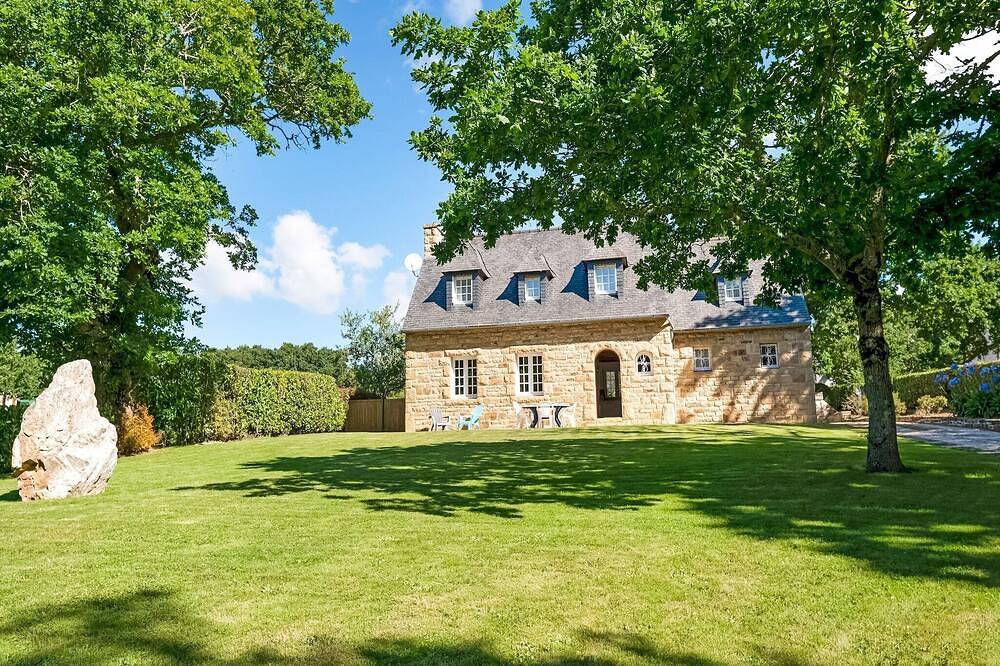 Holiday Home near Sea with Garden Logonna-Daoulas in Logonna-Daoulas, Brest region