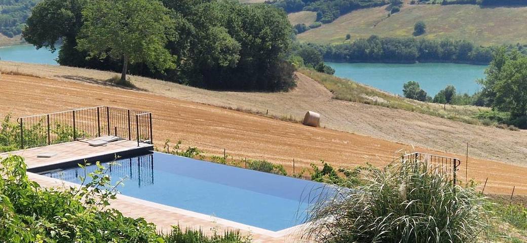 Ferienwohnung für 2 Personen, mit Terrasse und Garten sowie Pool und Seeblick in Cingoli