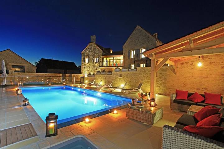 Villa pour 14 personnes, avec vue ainsi que piscine et balcon à Sarlat-la-Canéda