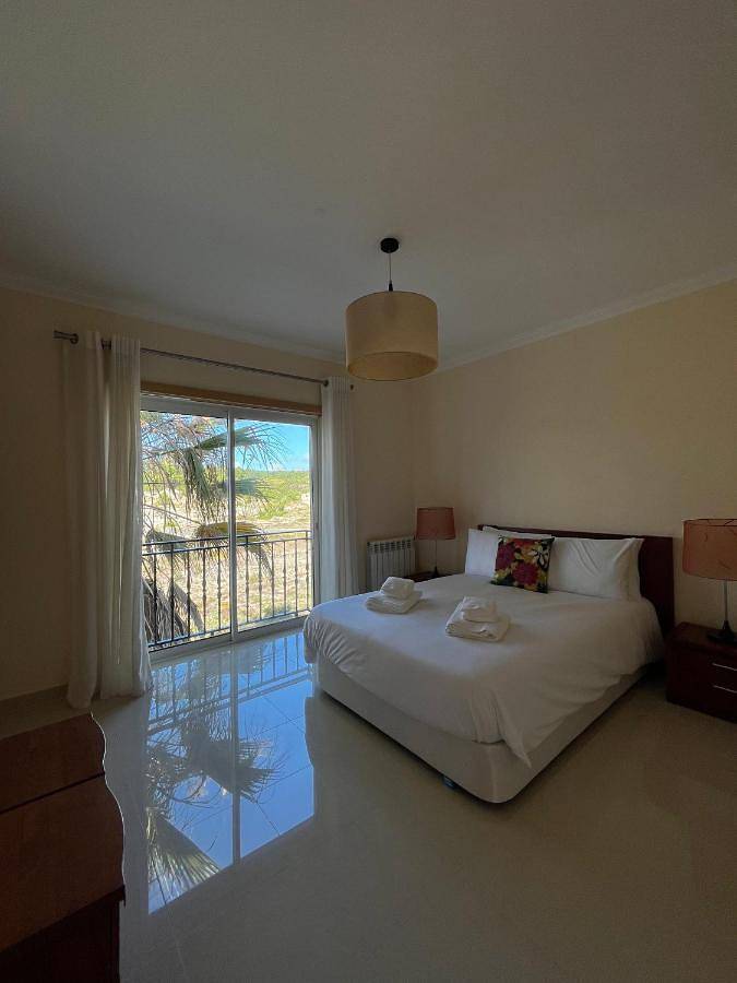 Apartamento inteiro, Two-Bedroom Apartment in Amoreira, Leiria distrito