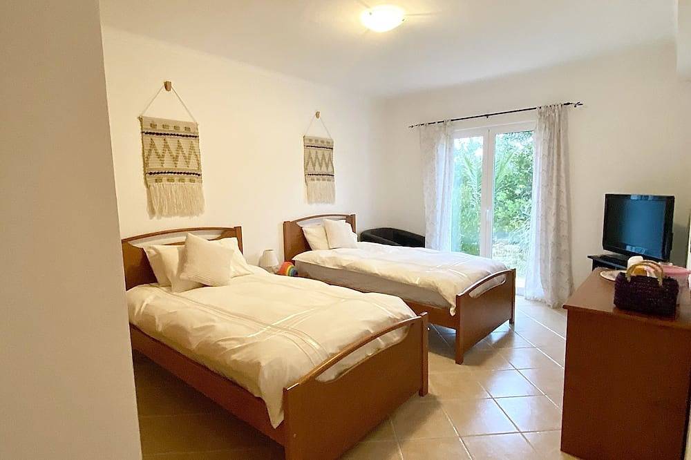 Rustic Chic Villa with solar heated Pool five minutes from the beach! in Arrifana, Aljezur