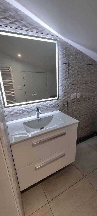 Appartement entier, One-Bedroom Apartment in Oytier-Saint-Oblas, Région de Vienne