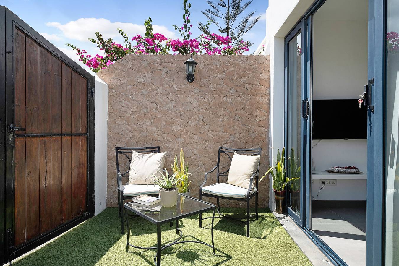 Apartamento entero, Apartamento de vacaciones 'Rosales' con terraza privada, jardín compartido y Wi-Fi in Playa Blanca, Yaiza