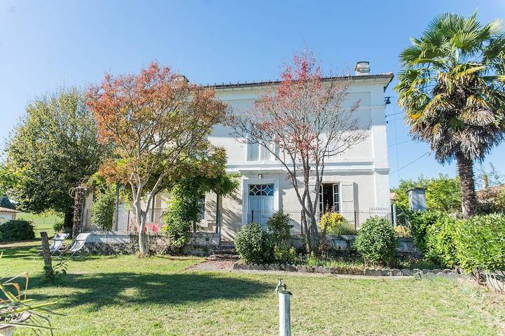 Location de vacances pour 5 personnes, avec Terrasse ainsi que Jardin et Piscine à Yviers
