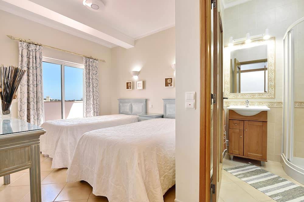 Luxury Villa, private swimming pool only 300 meters to the center of town in Alvor, Faro District
