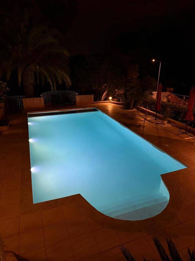 Villa pour 12 personnes, avec piscine ainsi que jardin et vue, animaux acceptés à Bandol - 2