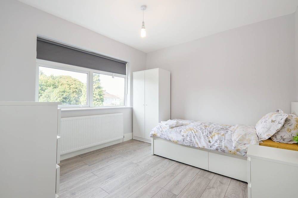 Spacious 4 bedroom very close to train station and town centre in Dartford, Kent