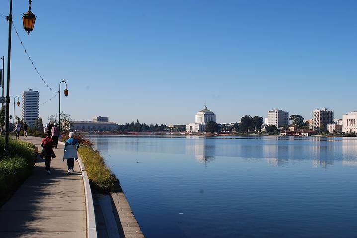 Vacation rental for 4 people, with yard and balcony in Oakland