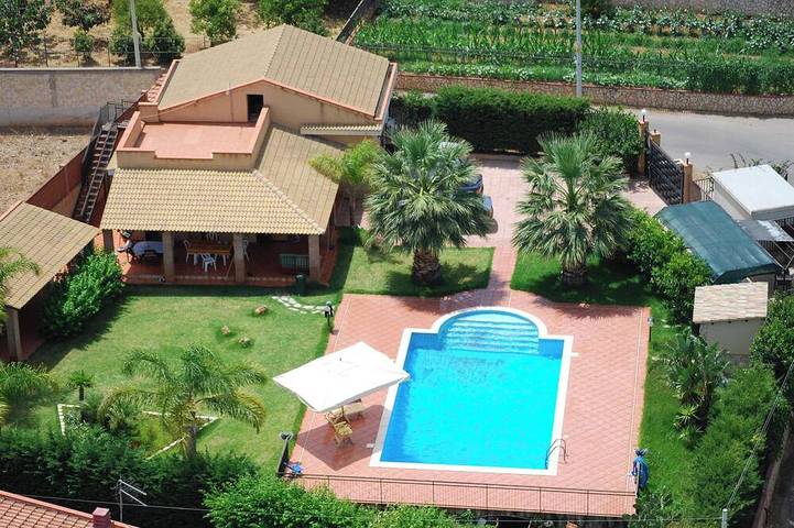 Villa for 10 people, with garden and terrace, with pets - 1