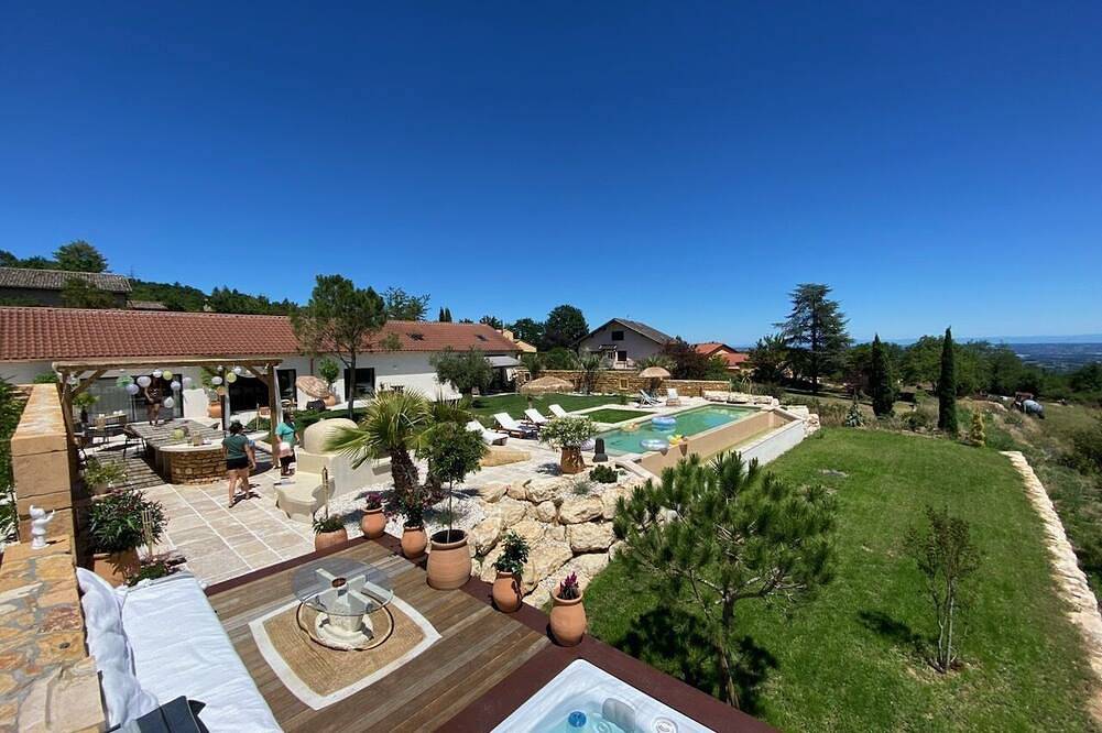 Villa d'exception avec vue imprenable, au cœur des pierres dorées ! in Charnay, Beaujolais