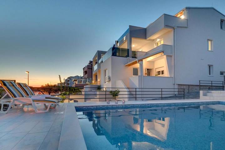 Maison d’hôte pour 3 personnes, avec piscine ainsi que jardin et vue à Šibenik