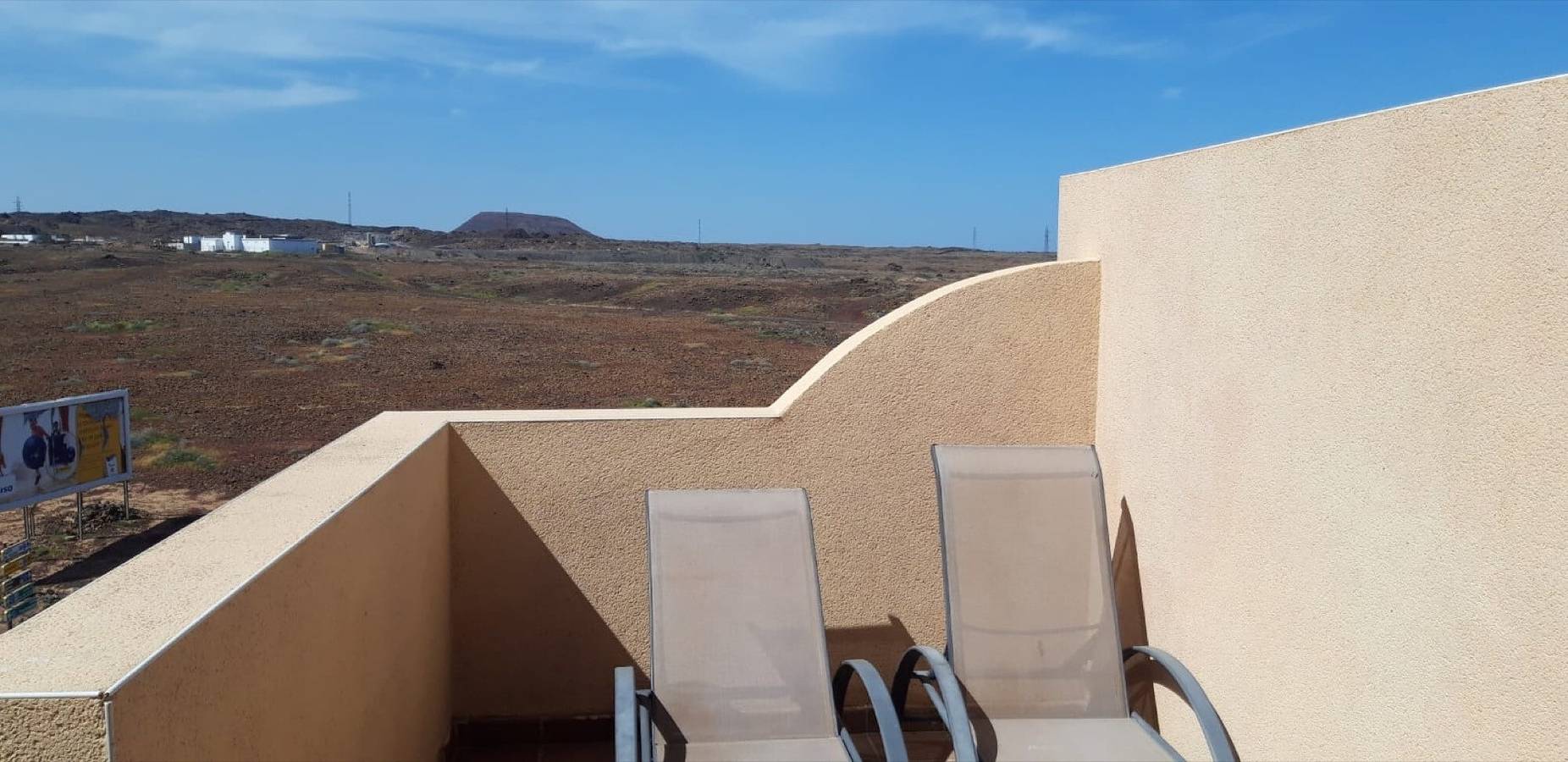 Estudio entero, Estudio vacacional 'Sol Y Playa' con vistas a la montaña, terraza privada in Corralejo, La Oliva