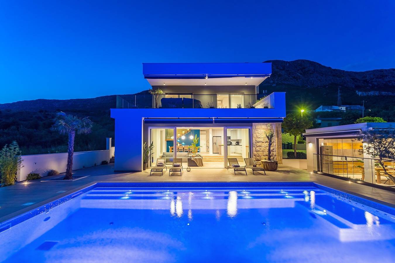 Villa Aria mit beheiztem Pool, Whirlpool, Meerblick in Kastel Gomilica, Kaštela
