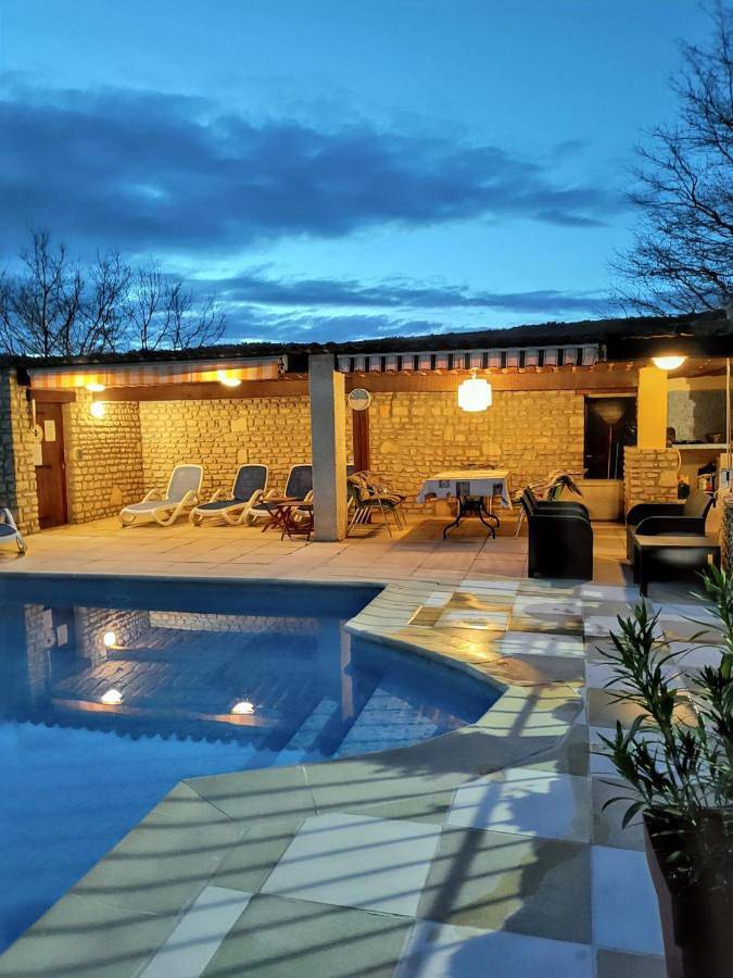 Location de vacances pour 6 personnes, avec jardin ainsi que terrasse et piscine à Lioux - 3