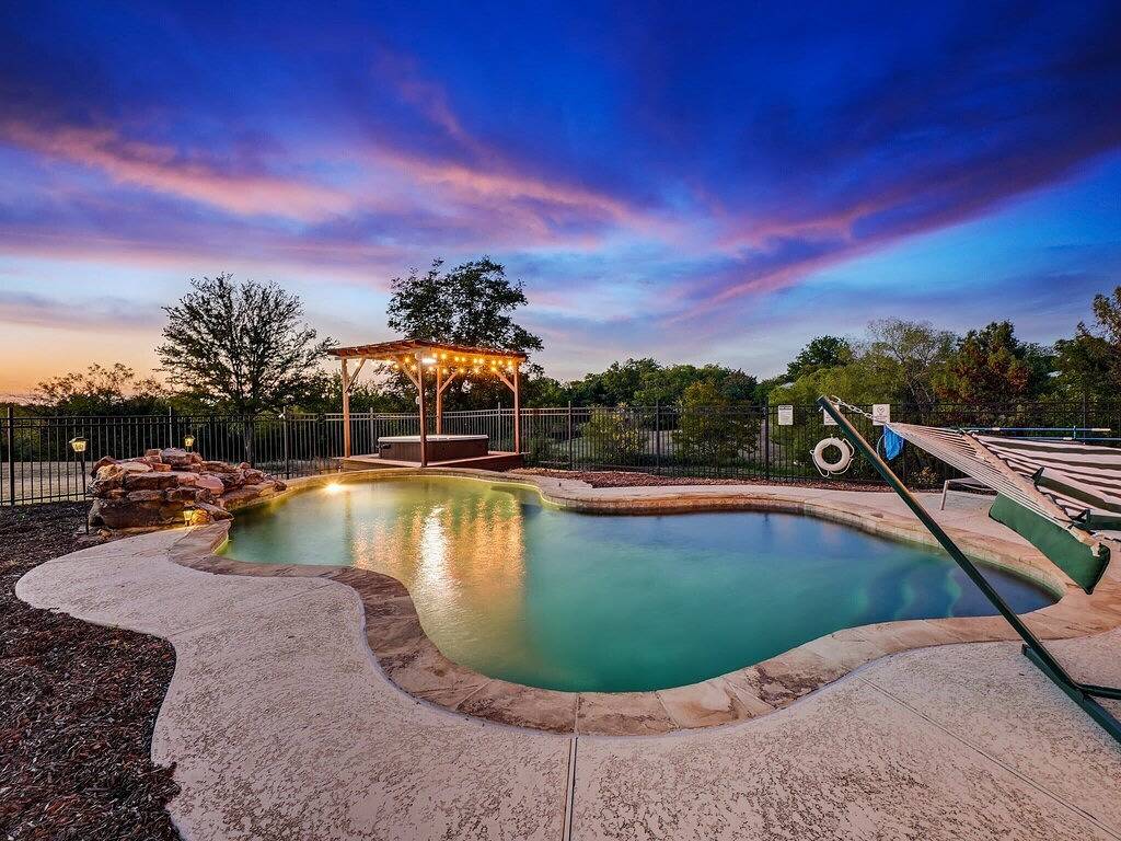 Modern Home - 1 Acre Lot w/ Pool, Patios, Jacuzzi in Denton, Denton County