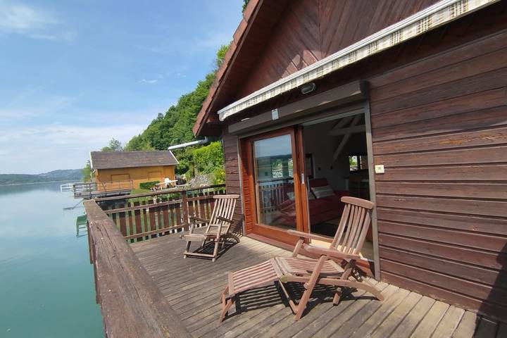 Gîte pour 4 personnes, avec Balcon et Terrasse ainsi que Jardin et Vue sur le lac dans Ayn