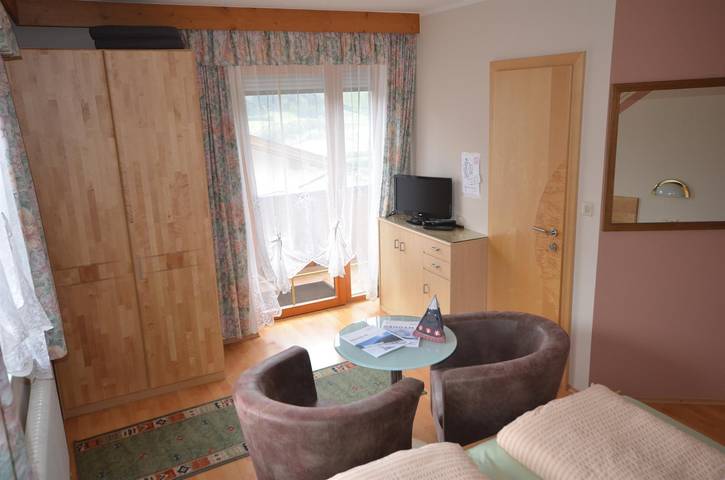 Zimmer 3 in Tuxer Alpen, Buch in Tirol