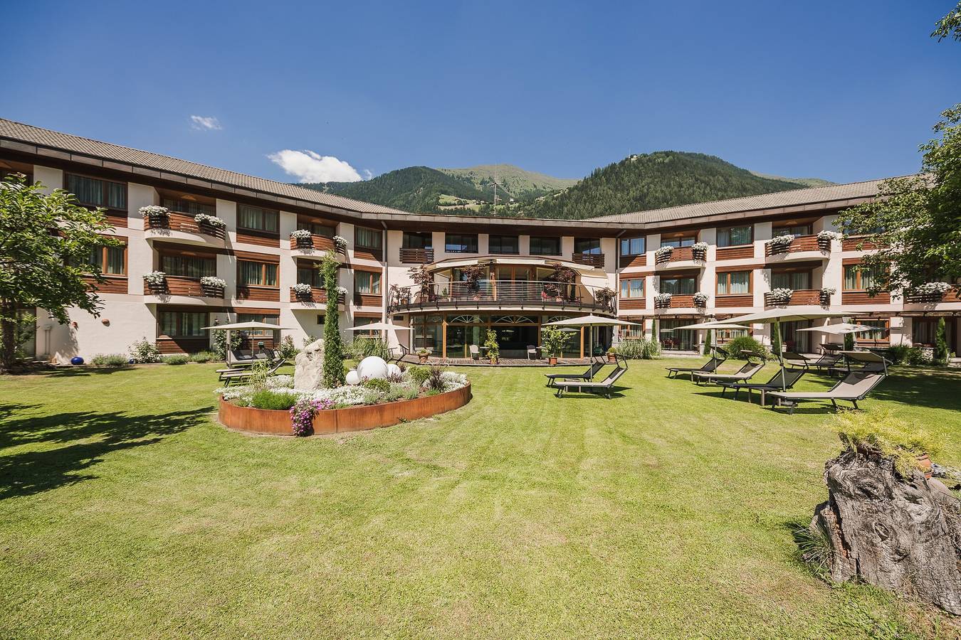 Ganze Wohnung, Ferienwohnung im Hotel and Residences Theresia mit Bergblick und privater Terrasse in Stubaier Alpen, St. Leonhard in Passeier