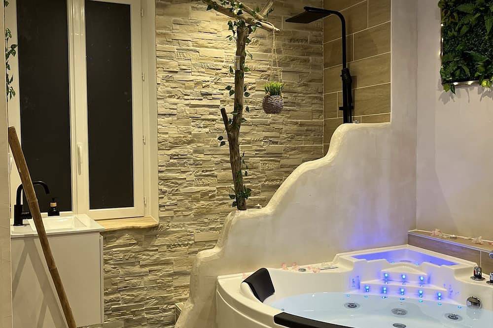 Entire apartment, Love Appart' with whirlpool bath in Montélimar, Nyons region