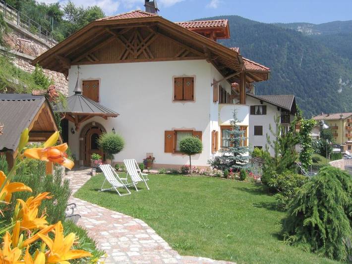 Ferienwohnung für 6 Personen, mit Balkon und Terrasse sowie Garten und Seeblick in Molveno
