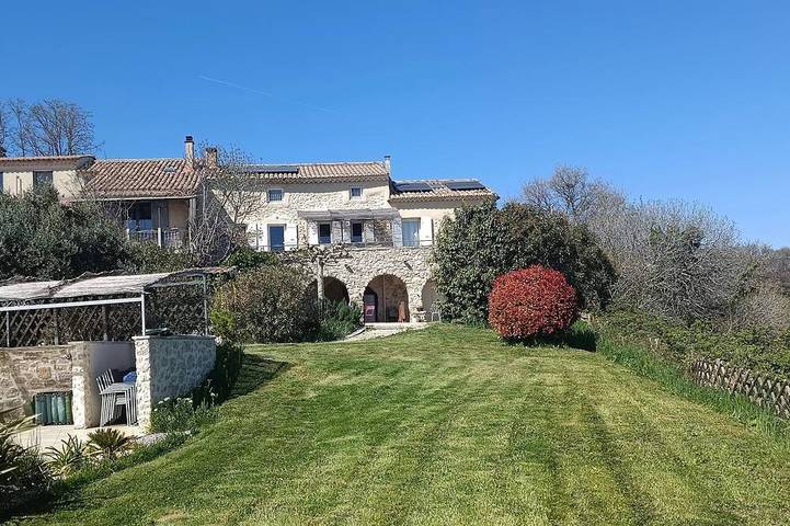 Location de vacances pour 11 personnes, avec Balcon ainsi que Terrasse et Jardin à Saint-Marcel-d'Ardèche