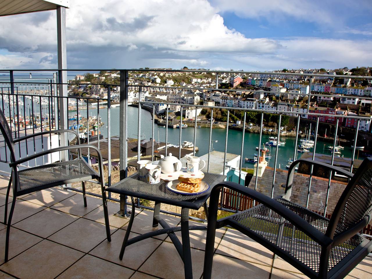 Entire apartment, Top Deck 6 - Linden Court in Brixham, Torbay