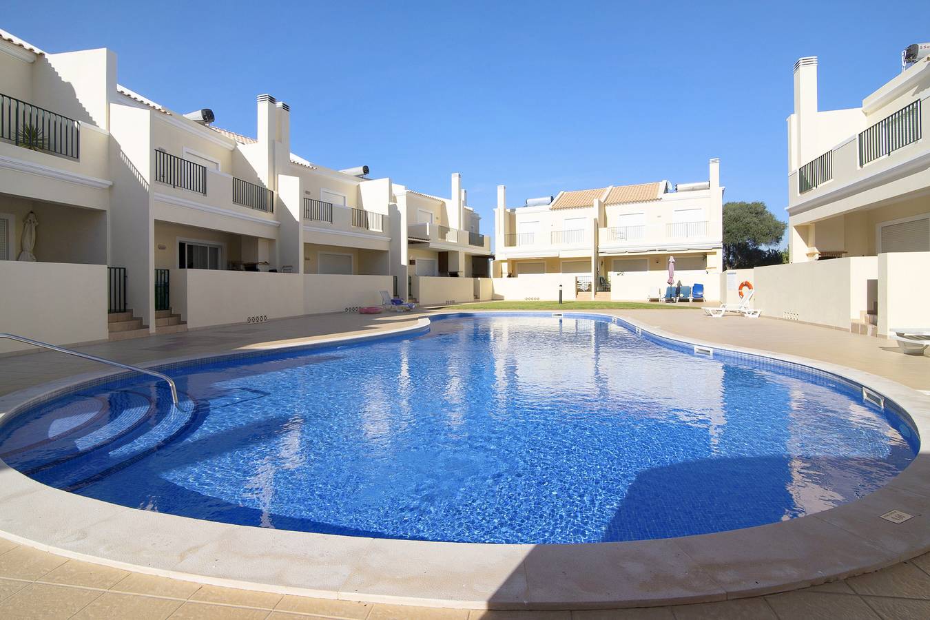 Apartamento inteiro, Apartamento 'Casinha Dos Serves' com Piscina Partilhada, Wi-Fi e Ar Condicionado in Ferreiras, Distrito de Faro