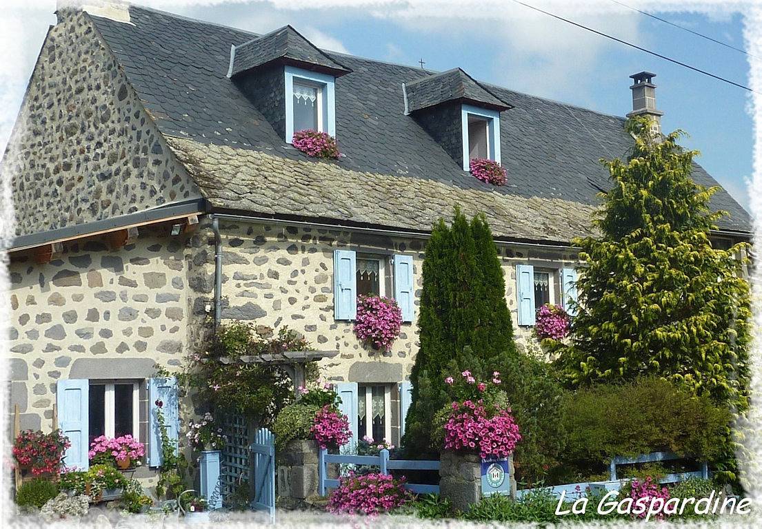 La Gaspardine maison d'hôtes - La chambre bleue in La Chapelle-d'Alagnon, Parc naturel régional des Volcans d'Auvergne
