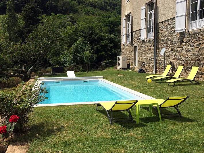 Gîte pour 10 personnes, avec jardin ainsi que terrasse et piscine