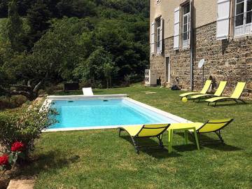 Gîte pour 10 personnes, avec terrasse ainsi que piscine et jardin dans Rhône