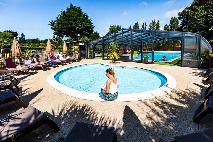 Camping pour 4 personnes, avec bassin pour enfant et piscine ainsi que jardin et jacuzzi