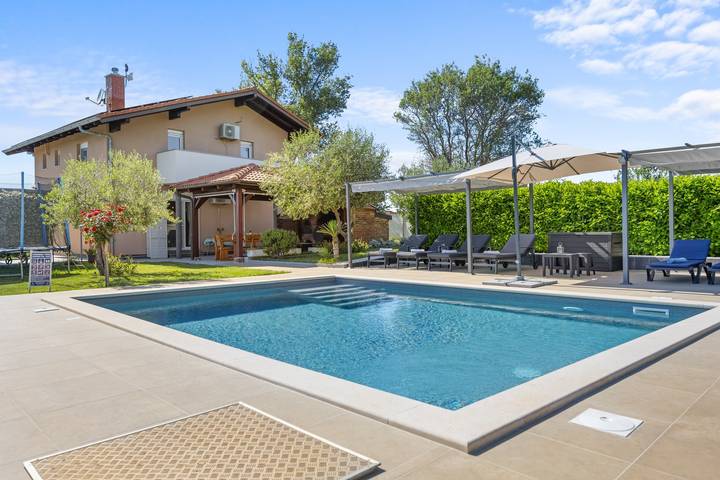 Location de vacances pour 10 personnes, avec jardin ainsi que piscine et balcon à Loborika - 2