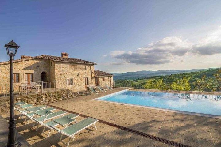 Location de vacances pour 32 personnes, avec piscine ainsi que vue et jardin, animaux acceptés à Sansepolcro