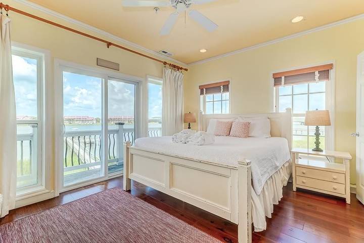 Vacation rental for 6 people, with balcony and pool in Folly Beach