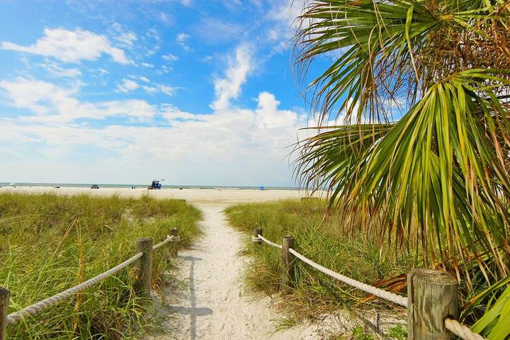 Cottage for 2 people, with yard, with pets in Florida