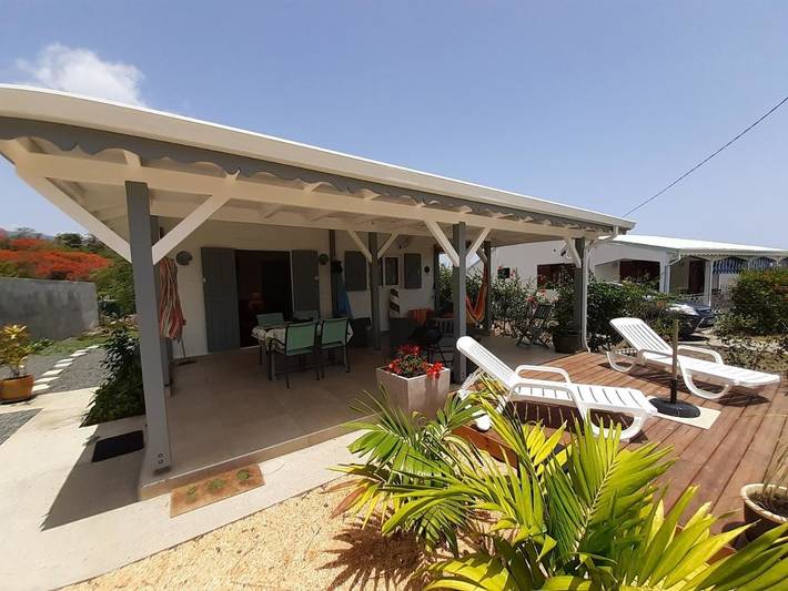 Location de vacances pour 5 personnes, avec piscine et jardin ainsi que sauna et vue dans Plage de Petite Anse