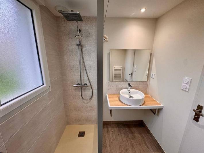 Gîte pour 2 personnes, avec piscine ainsi que vue et terrasse, animaux acceptés à Vendrennes - 3