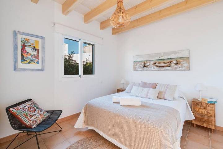 Location de vacances pour 5 personnes, avec piscine ainsi que terrasse et vue à Cala Morell - 2