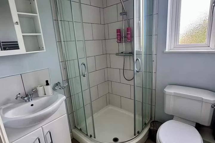 Ganze Wohnung, Charming village apartment in Surrey England in Spelthorne, Surrey