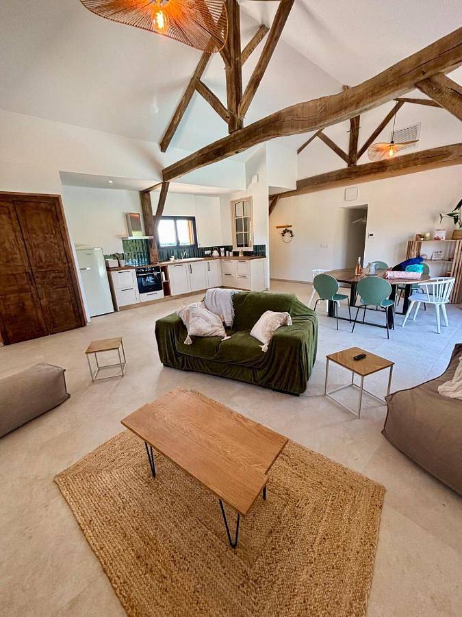 Location de vacances pour 6 personnes, avec piscine ainsi que vue et jardin dans Rayet - 3