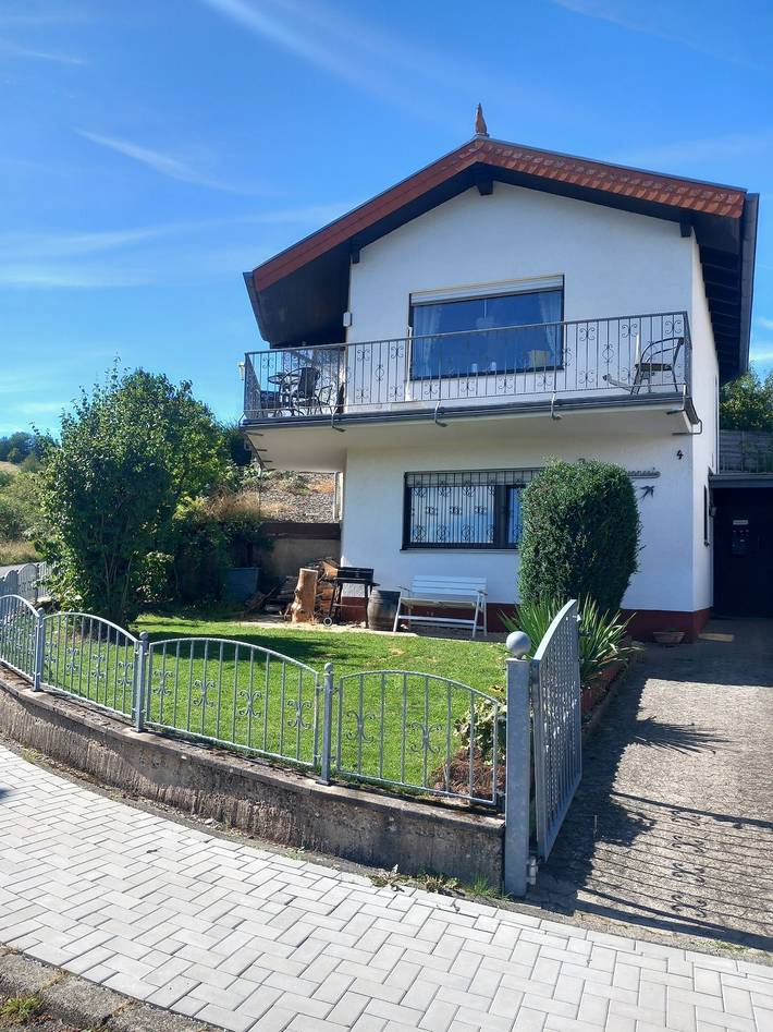 Ferienhaus für 4 Personen, mit Balkon und Terrasse sowie Garten und Ausblick in der Vulkaneifel