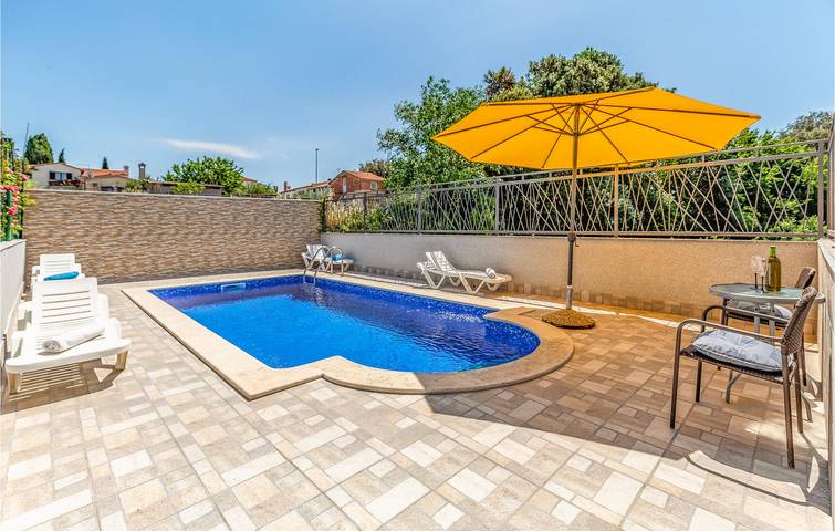 Ganze Ferienwohnung, Gemütliche Ferienwohnung mit Terrasse, Parkplatz und WLAN, 2 km vom Strand und Stinjan entfernt in Pula-Medulin, Pula