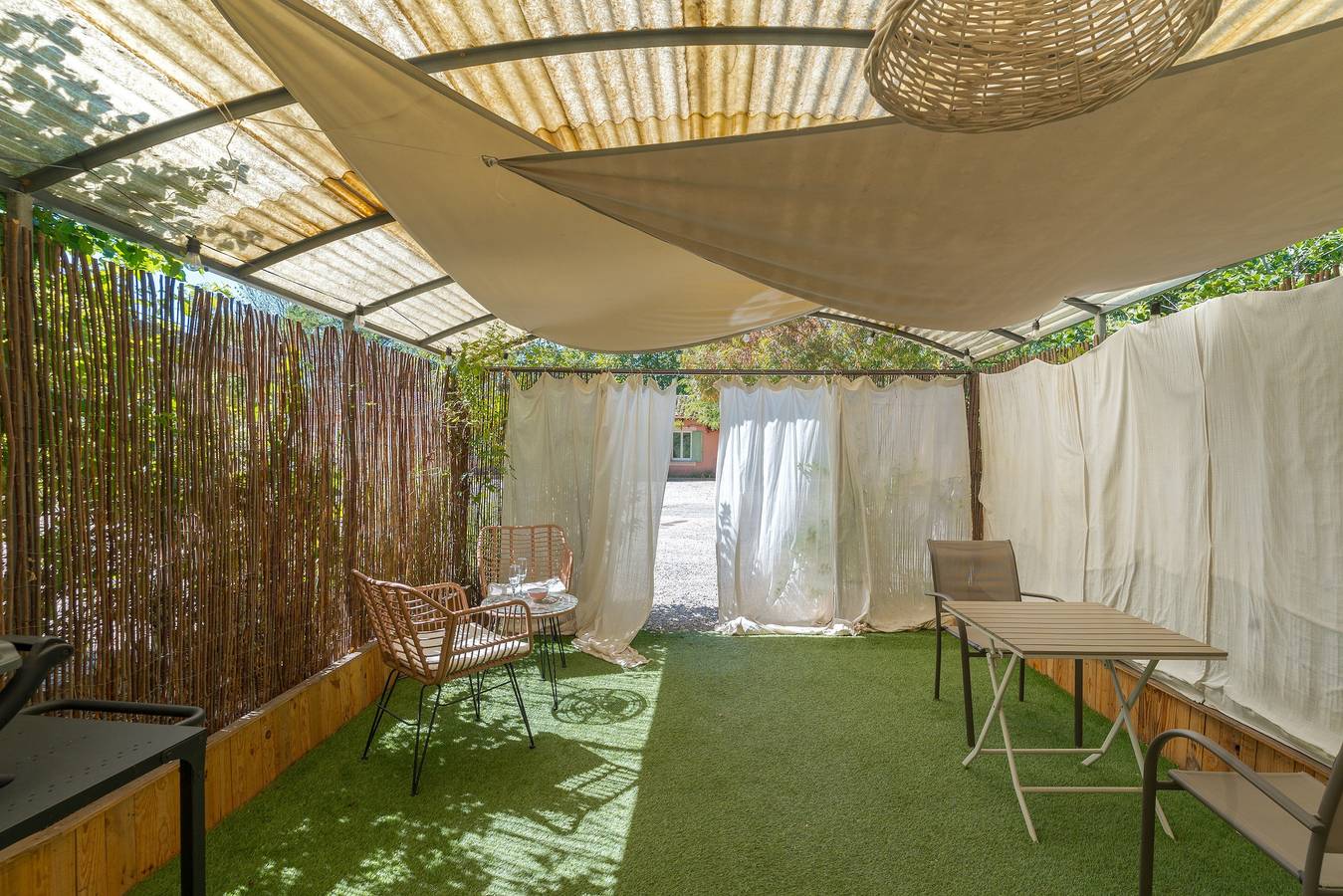 Domaine plan des devens: alojamiento tranquilo con terraza privada y piscina climatizada in Rosellón, Parque natural regional del Luberon