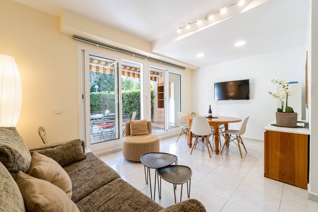 Entire apartment, Holiday apartment for 6 people with terrace in La Pineda, Platja de la Pineda