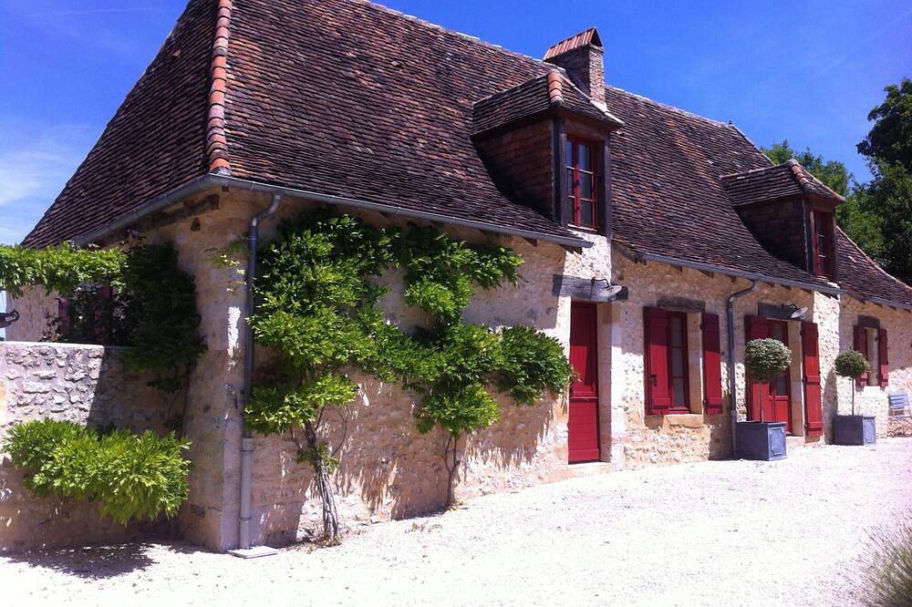Gite de charme avec piscine et tennis in Bars, Périgord Noir