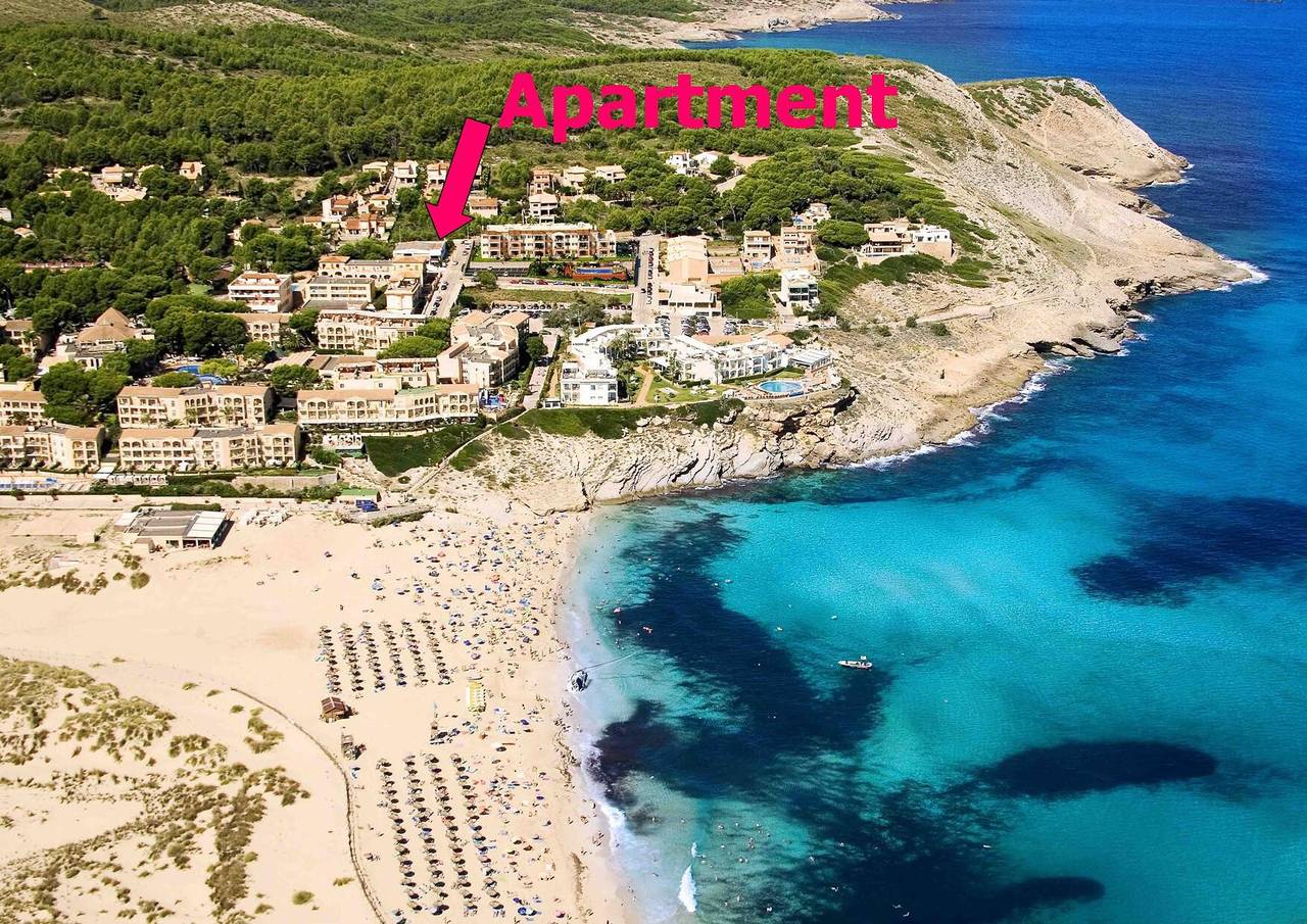 Apartamento entero, Apartamento con aire acondicionado, vistas al mar, terraza y Wi-Fi; aparcamiento disponible. in Cala Mesquida, Capdepera