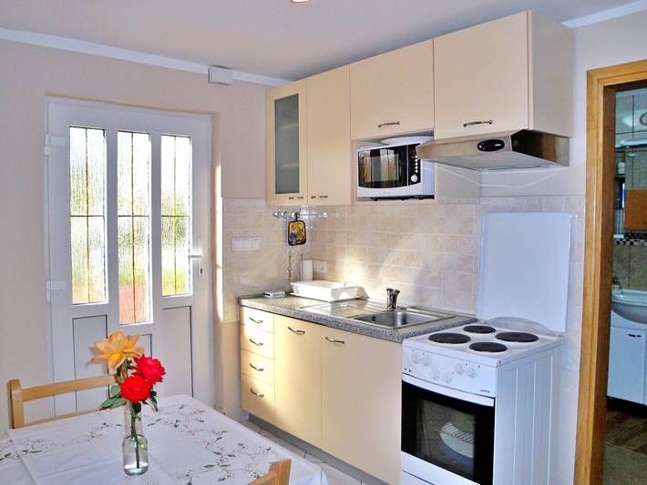 Ganze Wohnung, Apartment Nidisa - 90 m vom Meer, Stadtzentrum, privater Parkplatz, Terrasse, Balkon in Čižići, Krk
